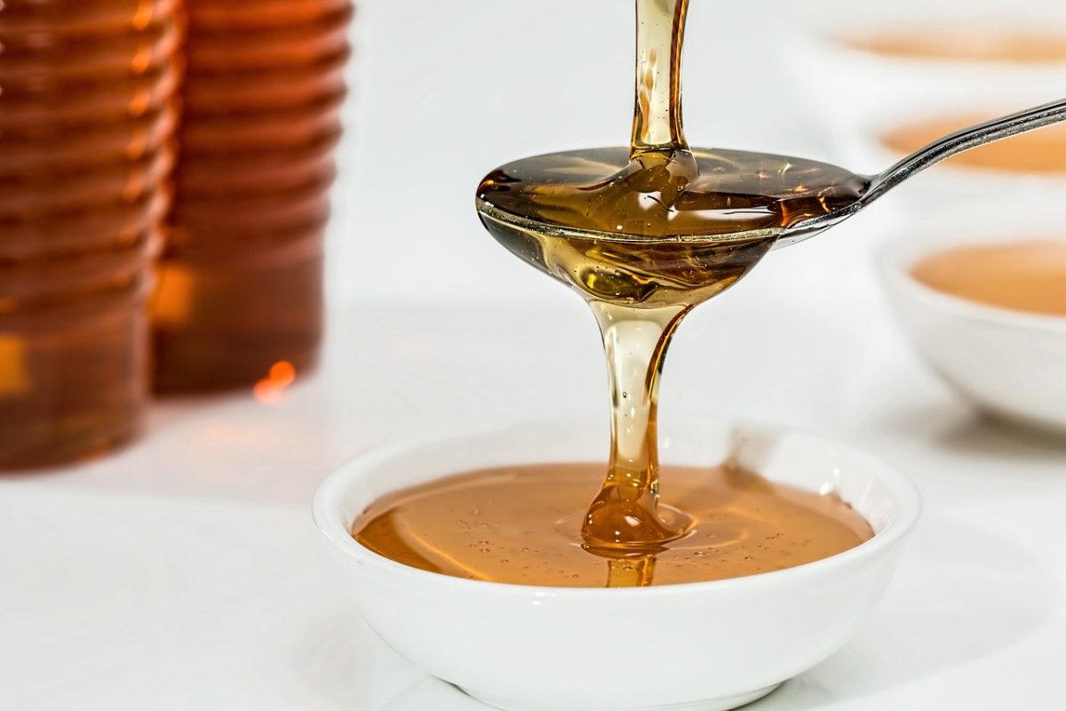 pouring honey on spoon, how to get rid of hiccups with honey