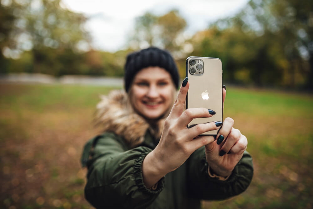 how-to-take-a-selfie-on-iphone