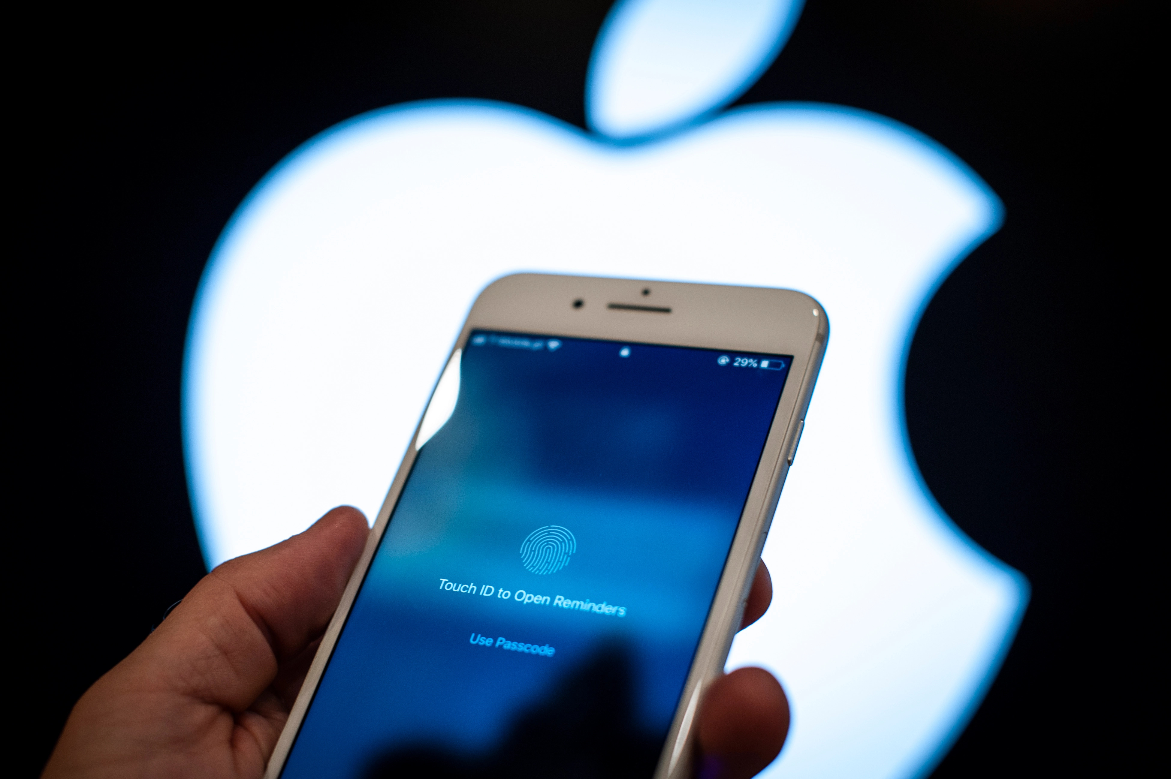 Apple Brass Reportedly Hushed Up IPhone Hack