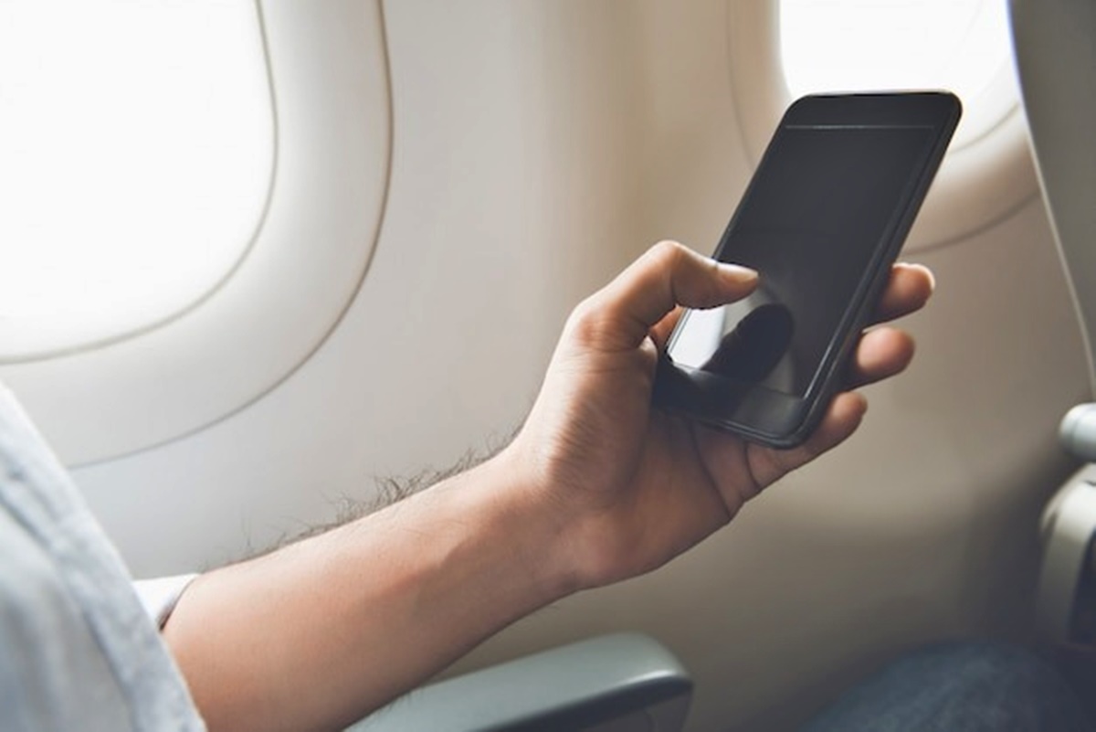 Do You Need To Turn Your Phone Off On An Airplane?