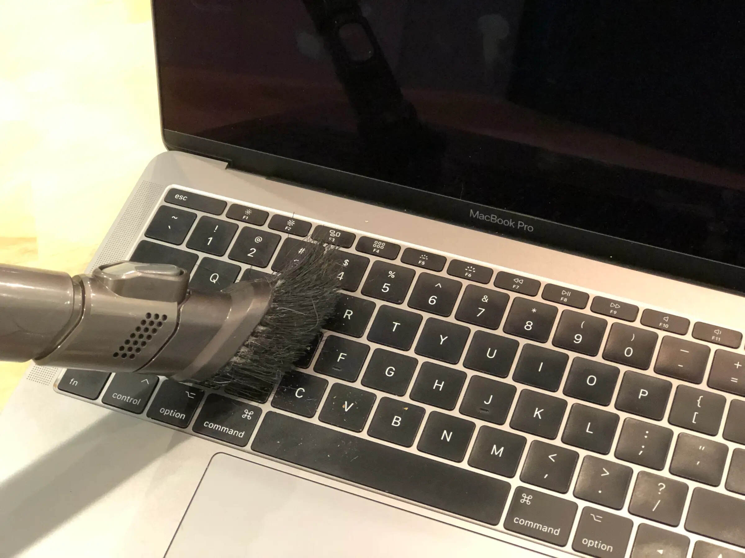 how-to-clean-a-mac-keyboard