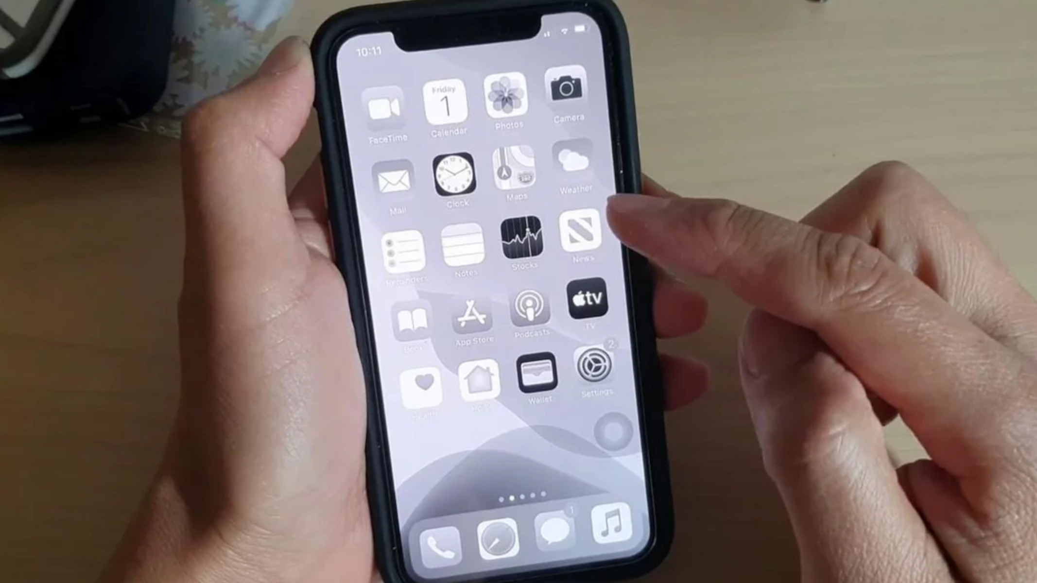 How To Fix It When Your iPhone Screen Turns Black And White