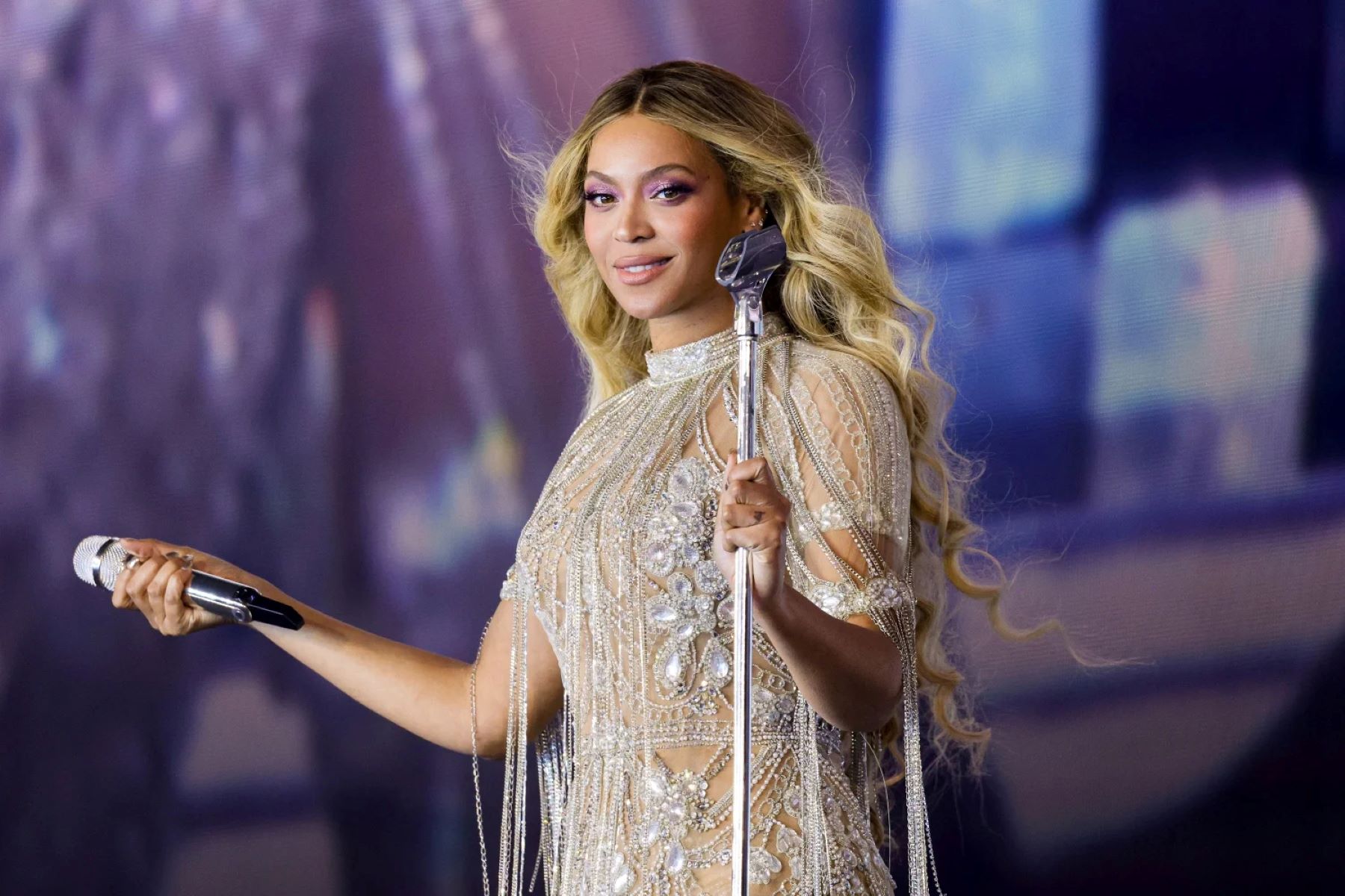 Beyoncé Fan Reprimanded For Disrupting ‘Mute Challenge’ During Concert