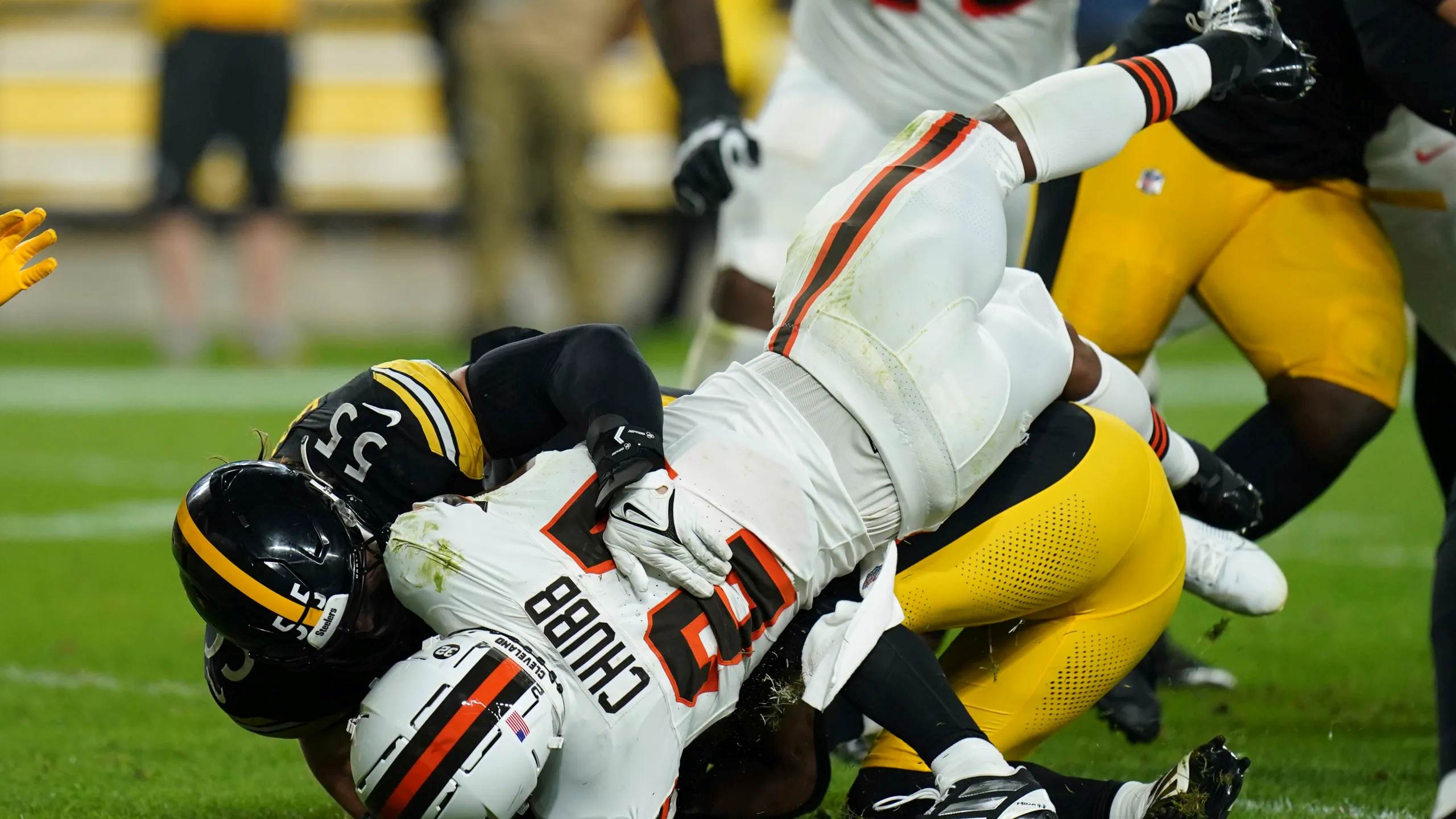 cleveland-browns-rb-nick-chubb-suffers-devastating-knee-injury-during-game-against-steelers