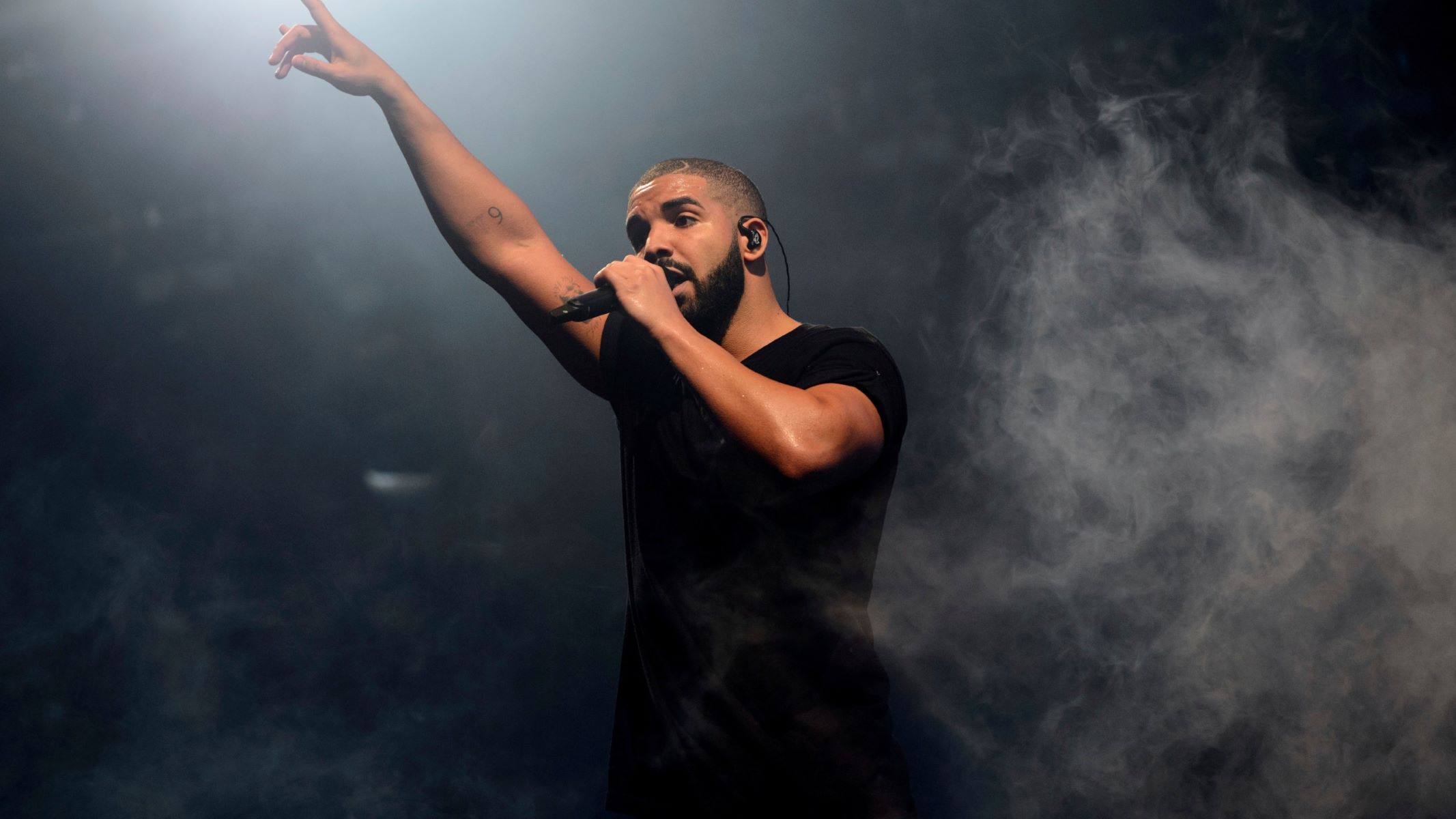 Drake Slams Security Guard For Delayed Response To Stage Crasher