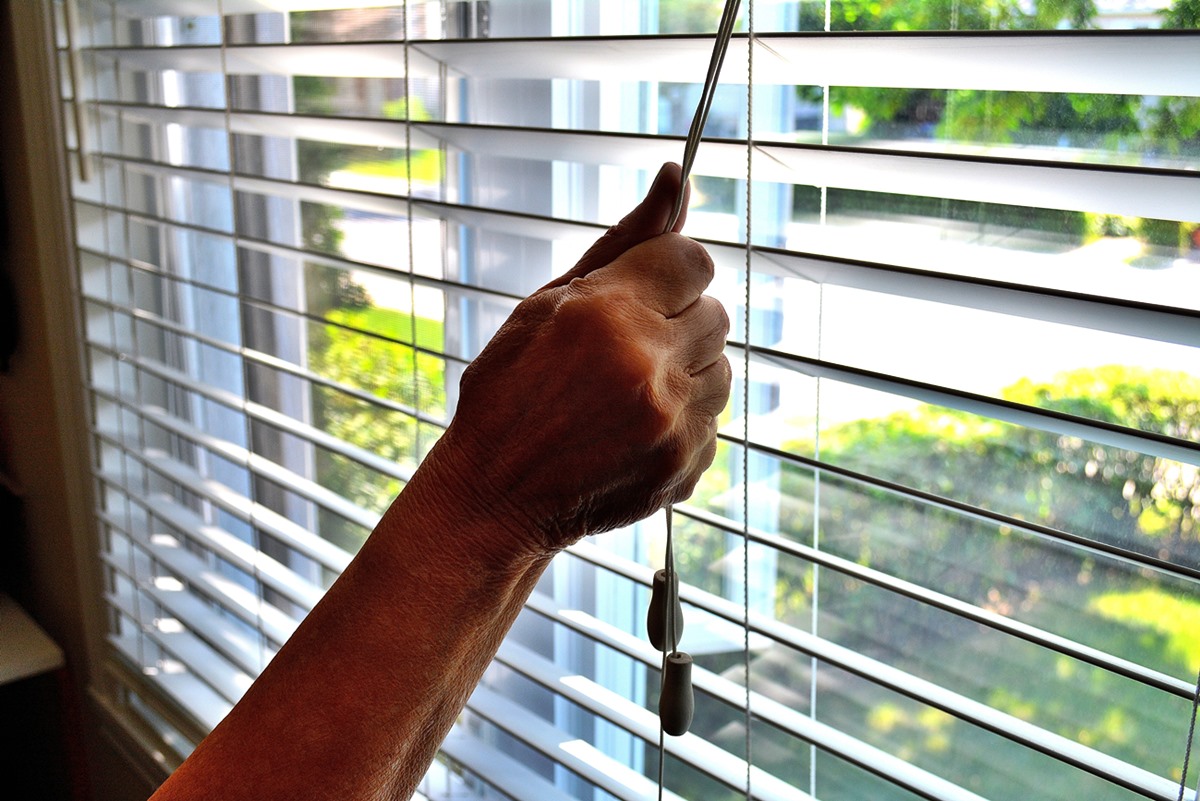 how-to-bring-down-curtain-blinds