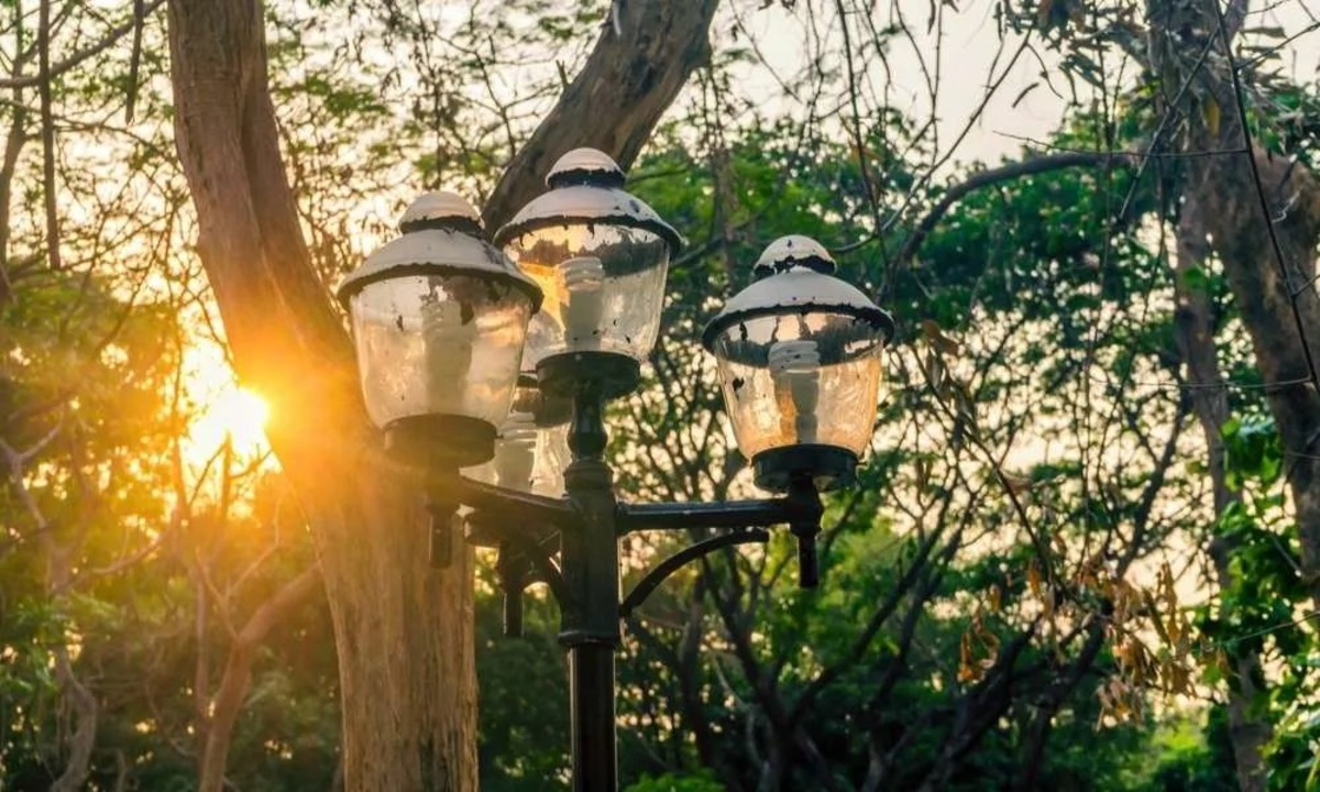 how-to-change-light-bulb-in-lamp-post