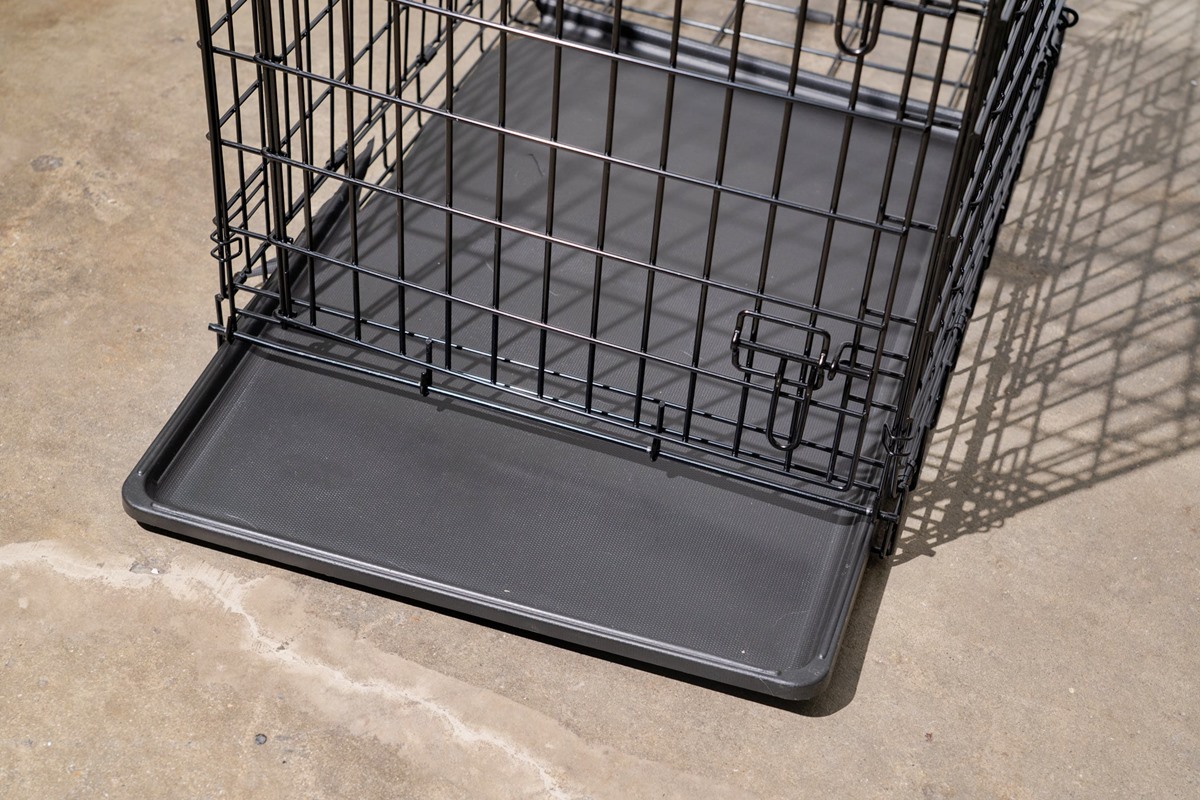 how-to-remove-tray-from-dog-crate