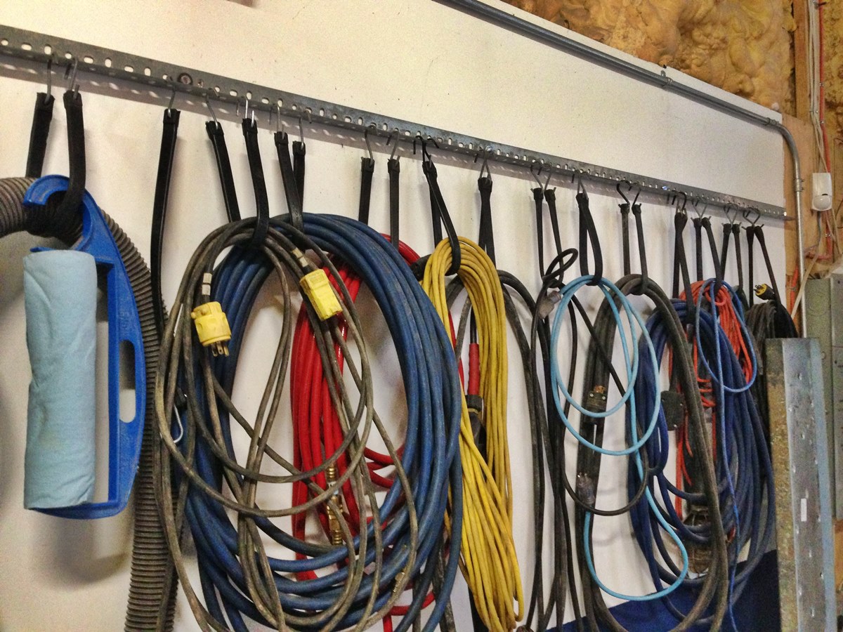 How To Wrap An Extension Cord On A Car Storage Rack