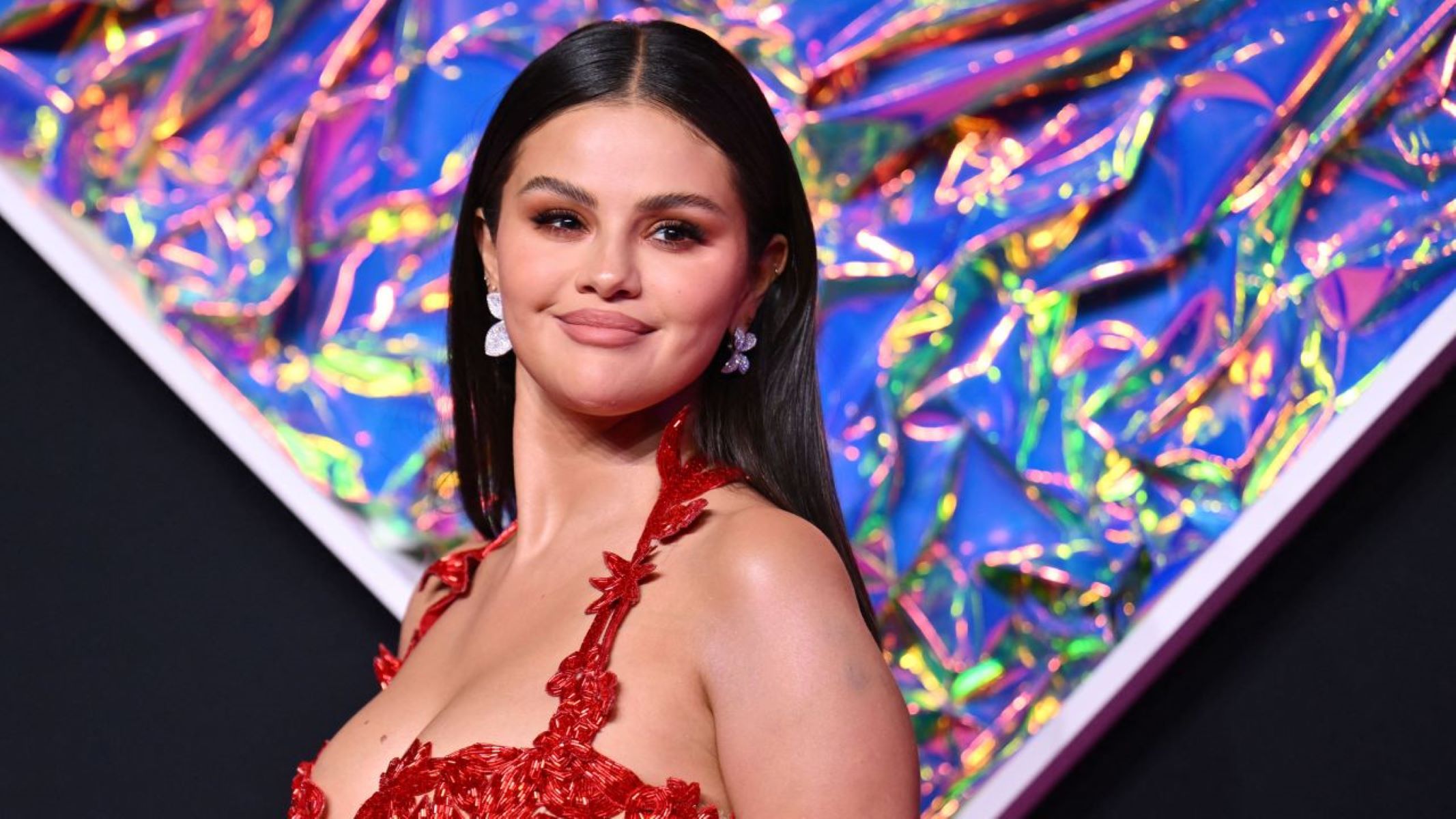 Selena Gomez Responds To Viral Face Reaction To Chris Brown At VMAs