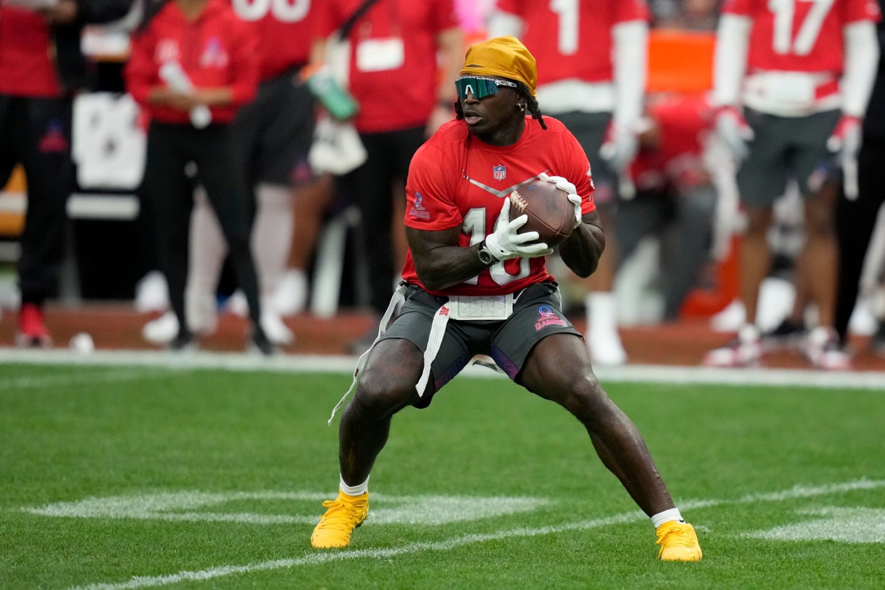 tyreek-hill-surprises-young-fan-mini-cheetah-who-went-viral-with-insane-runs-and-catch