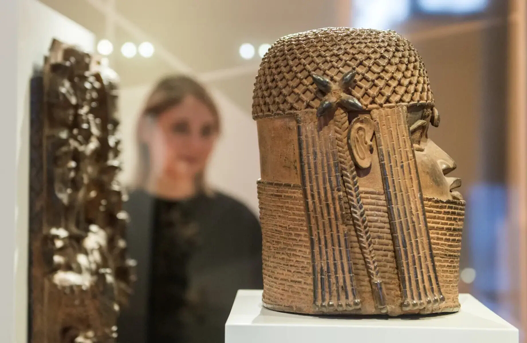 what-does-the-bronze-head-of-the-oba-of-benin-demonstrate-about-african-sculpture