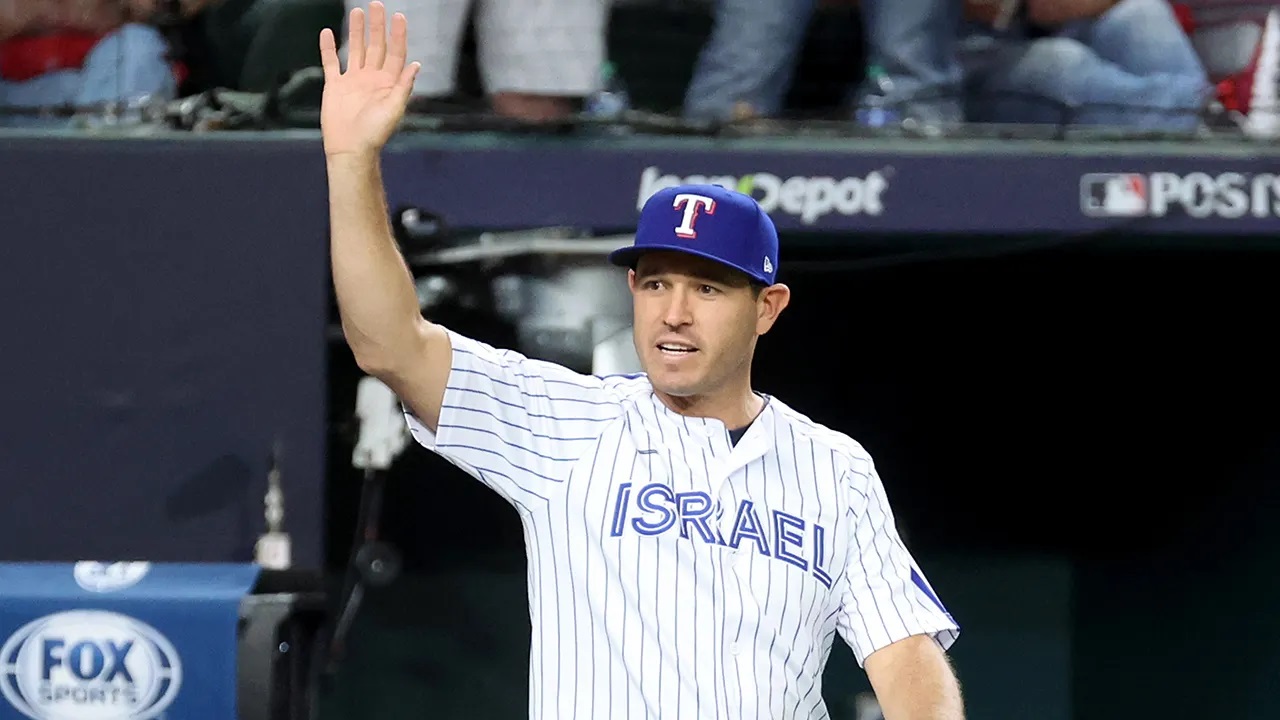 Former MLB Star Ian Kinsler Throws Out First Pitch At ALCS Wearing Israel Jersey