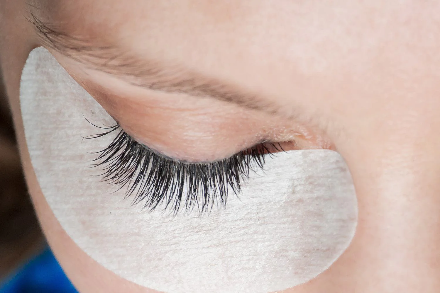 how-to-brush-eyelash-extensions