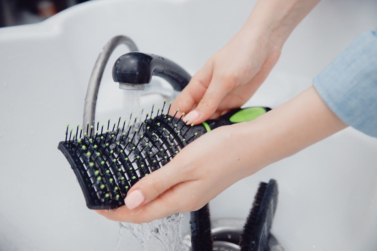 how-to-clean-brush-after-lice