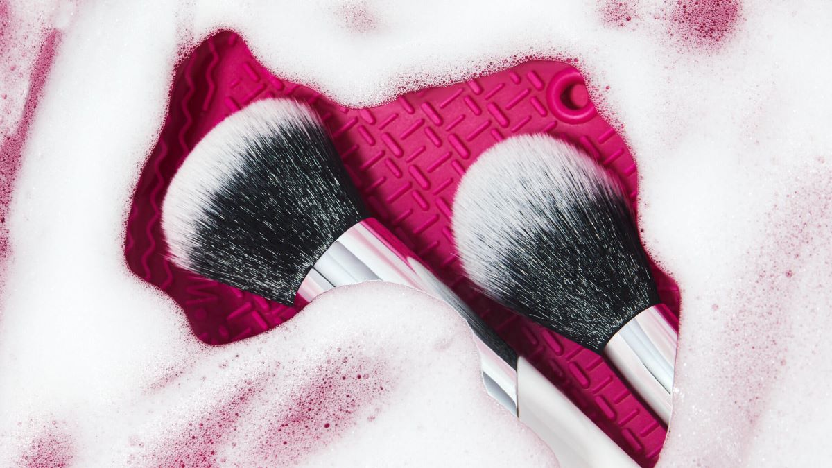How To Clean Makeup Brush