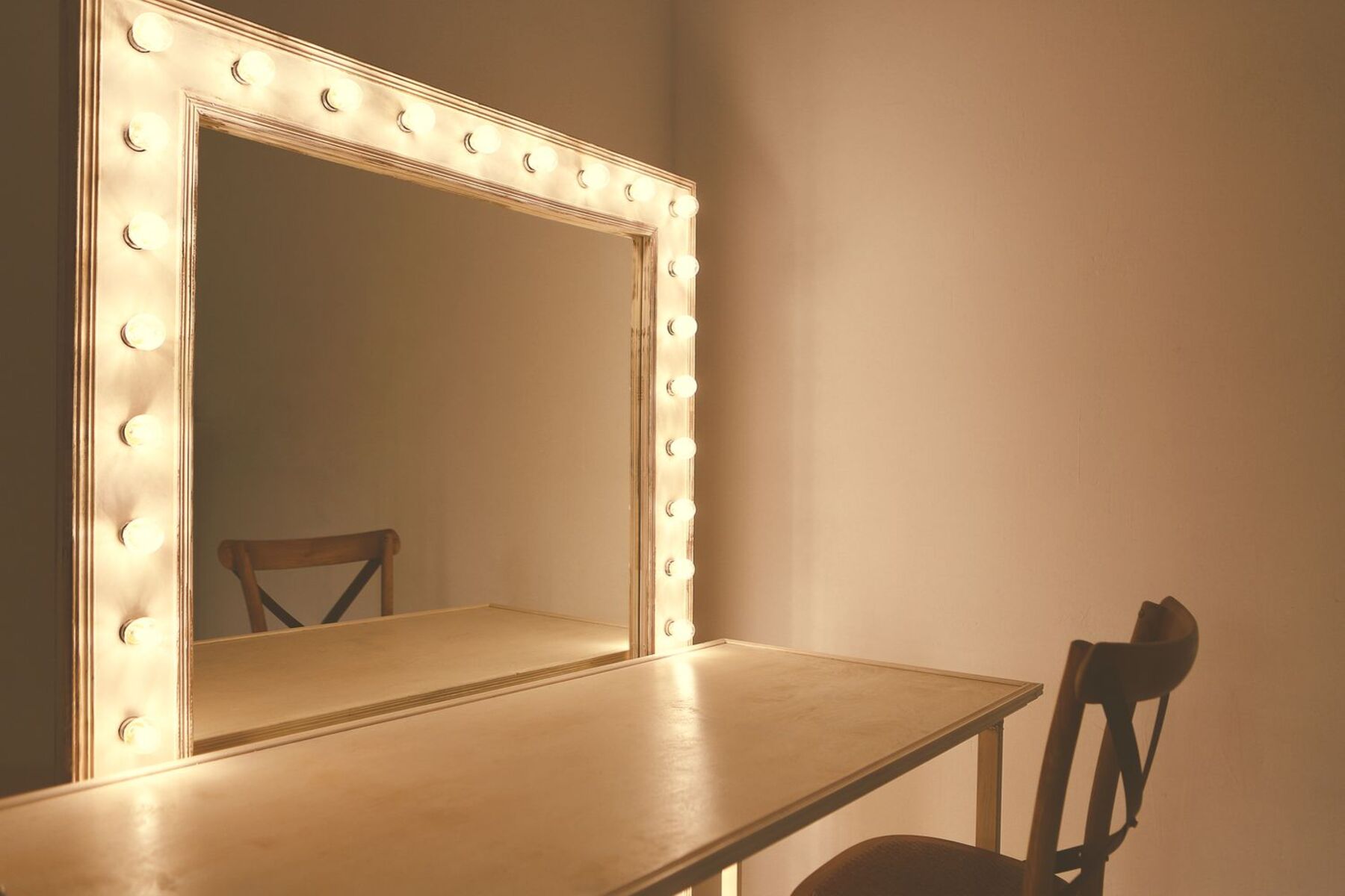 How To Make A Vanity Mirror