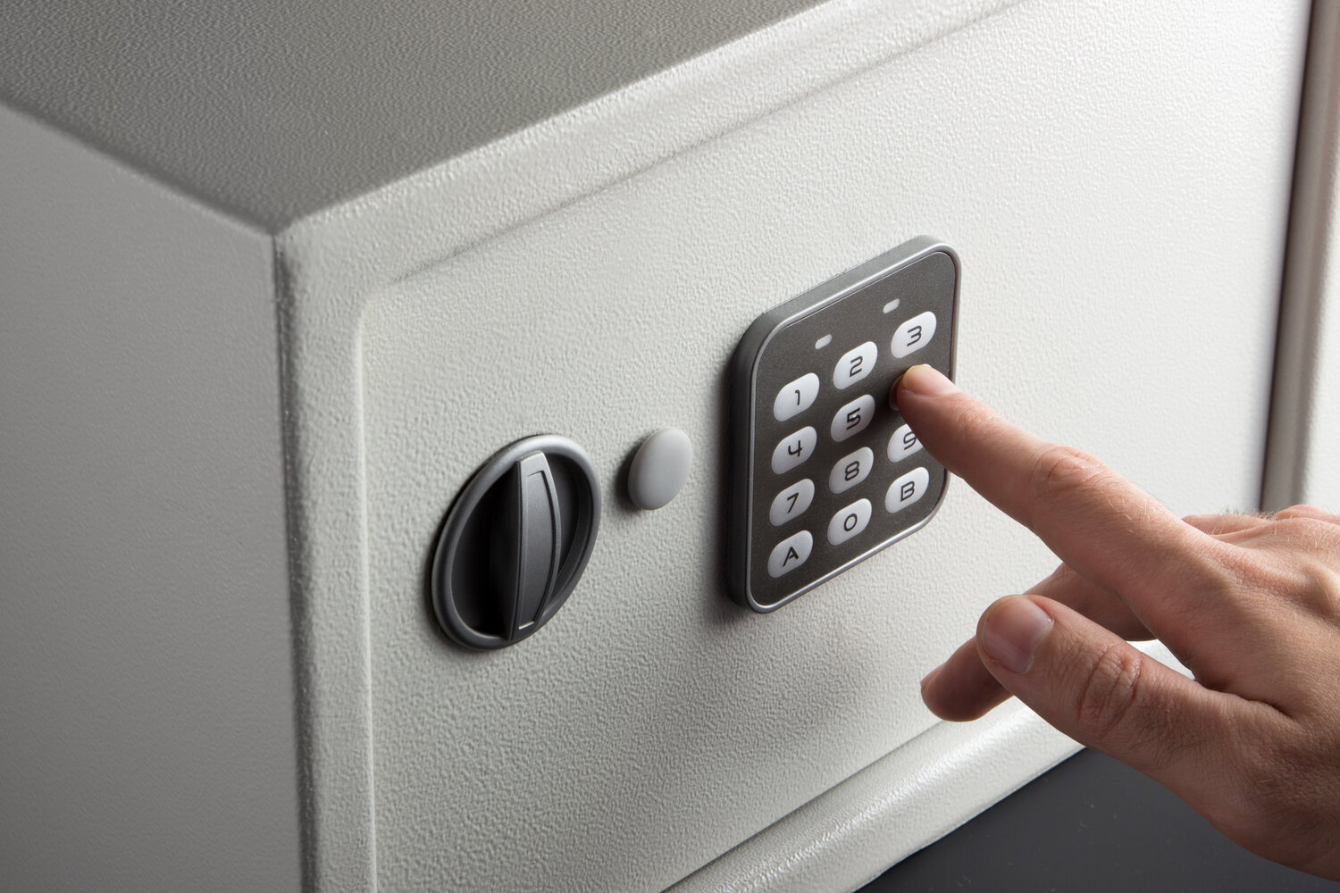 How To Open An Electronic Safe With Dead Battery And No Key