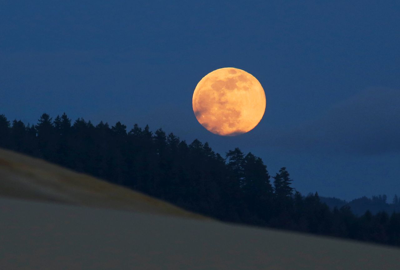 How To Watch A Strawberry Supermoon Will Rise On Tuesday