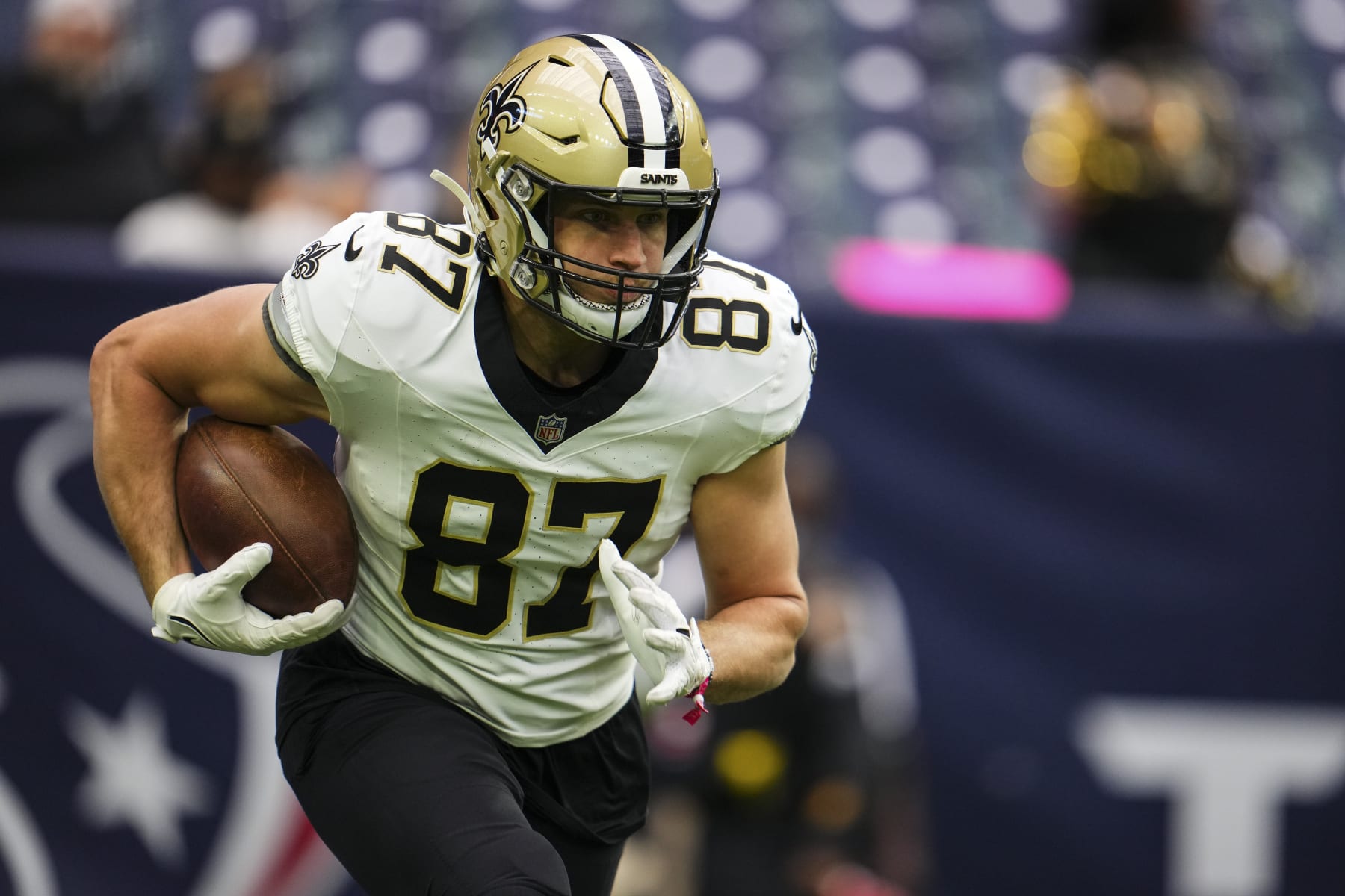 New Orleans Saints’ Foster Moreau Struggles With Late Drop, Emotionally Reflects On Missed Opportunity