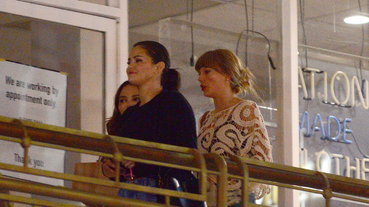 Taylor Swift Enjoys Dinner With Selena Gomez And Zoë Kravitz In L.A.