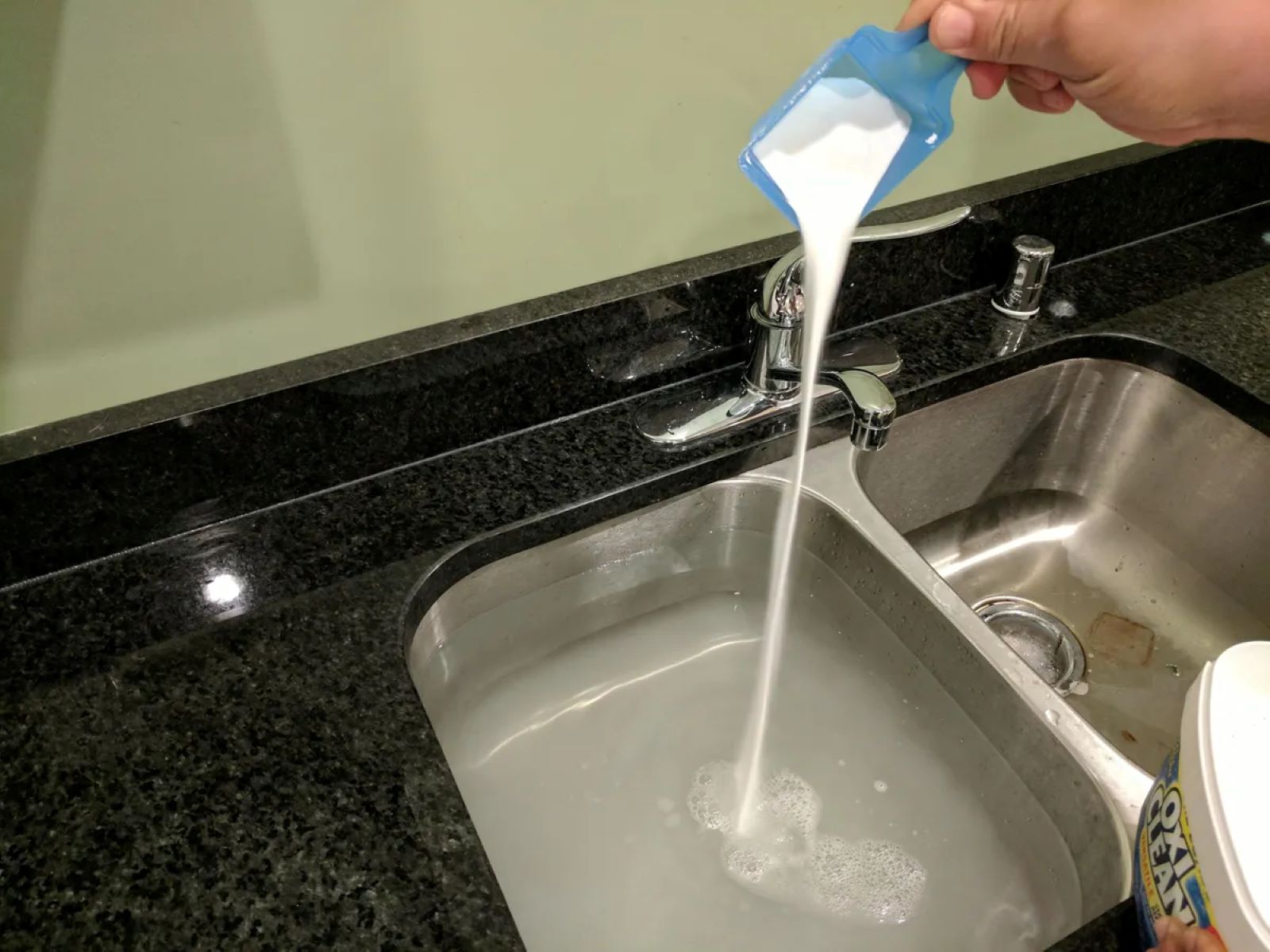 The Nozzle Is Stiff: How To Discharge Deodorizer Into The Sink