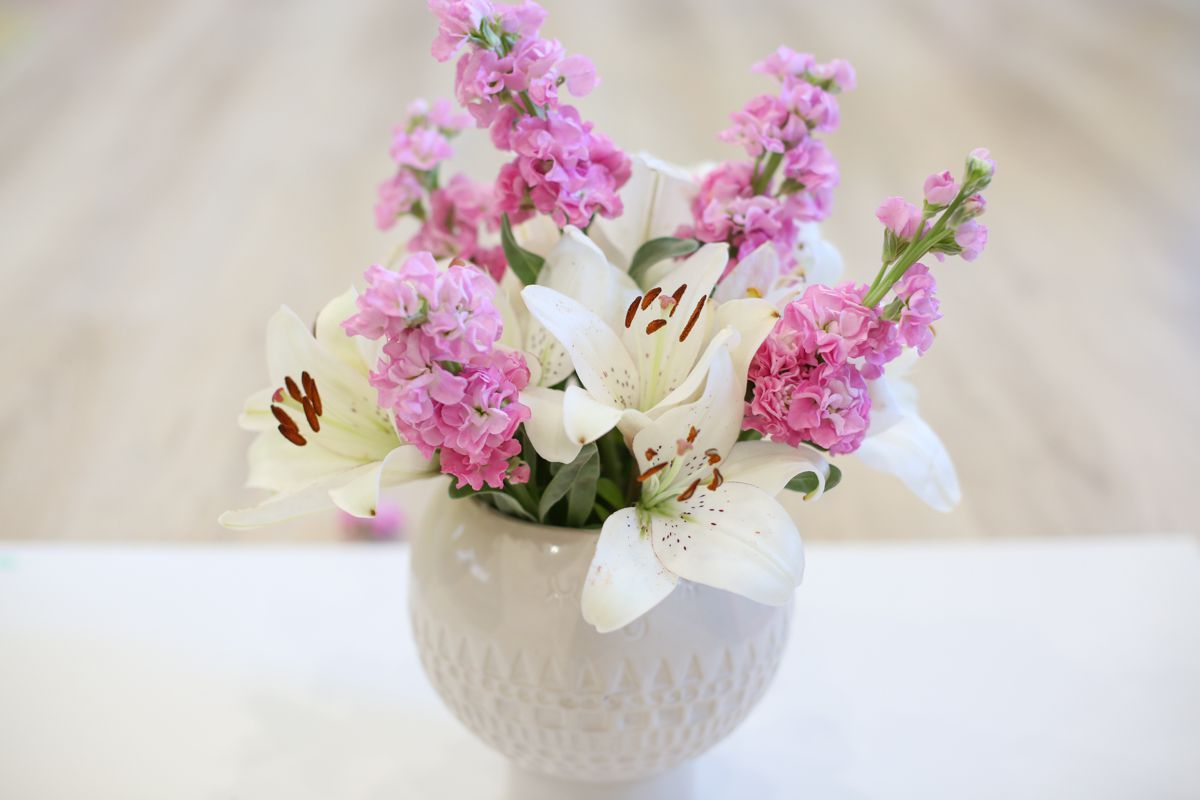 What Can You Put In A Vase To Keep Flowers Fresh