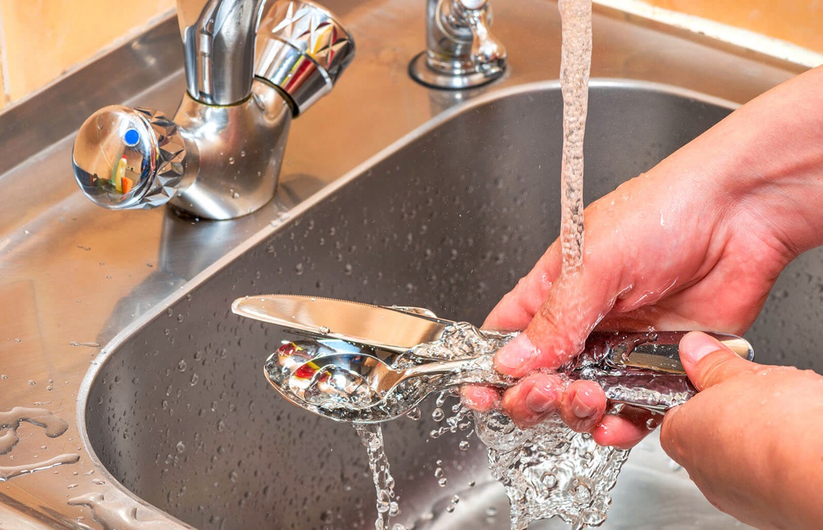 what-is-the-proper-method-for-cleaning-dirty-utensils