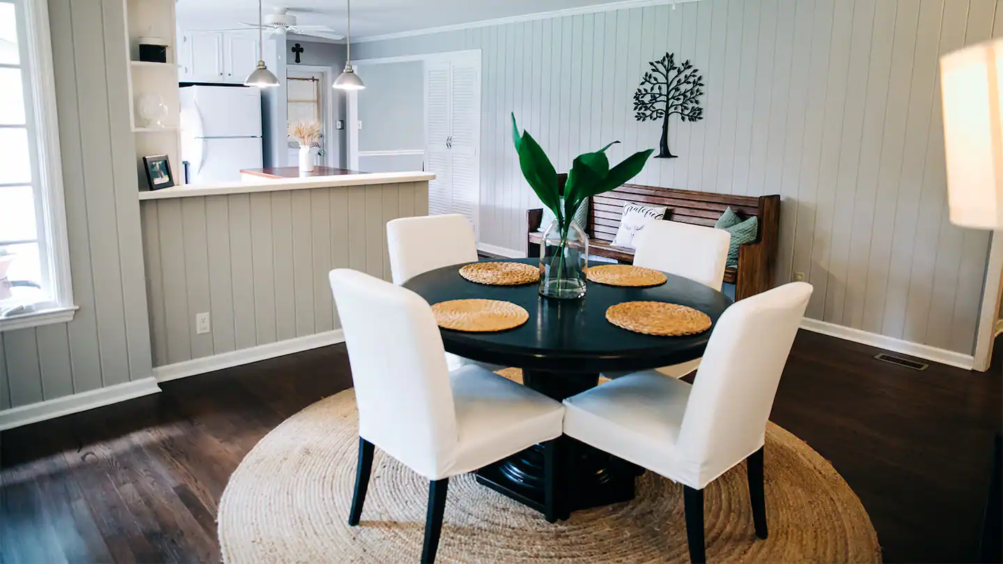 what-shape-rug-under-round-dining-table