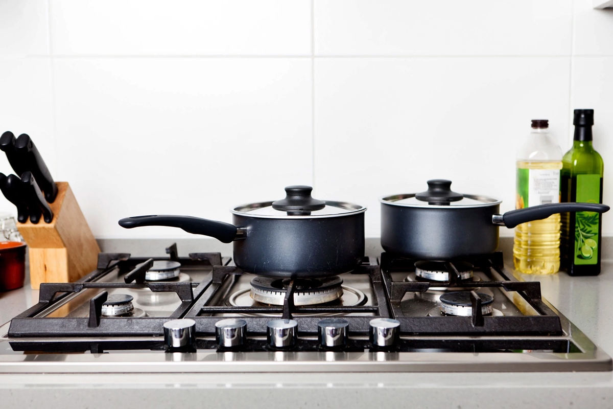 What Type Of Cookware Is Best For Gas Stoves? The Must-Have List For Every Gas Stove Owner!