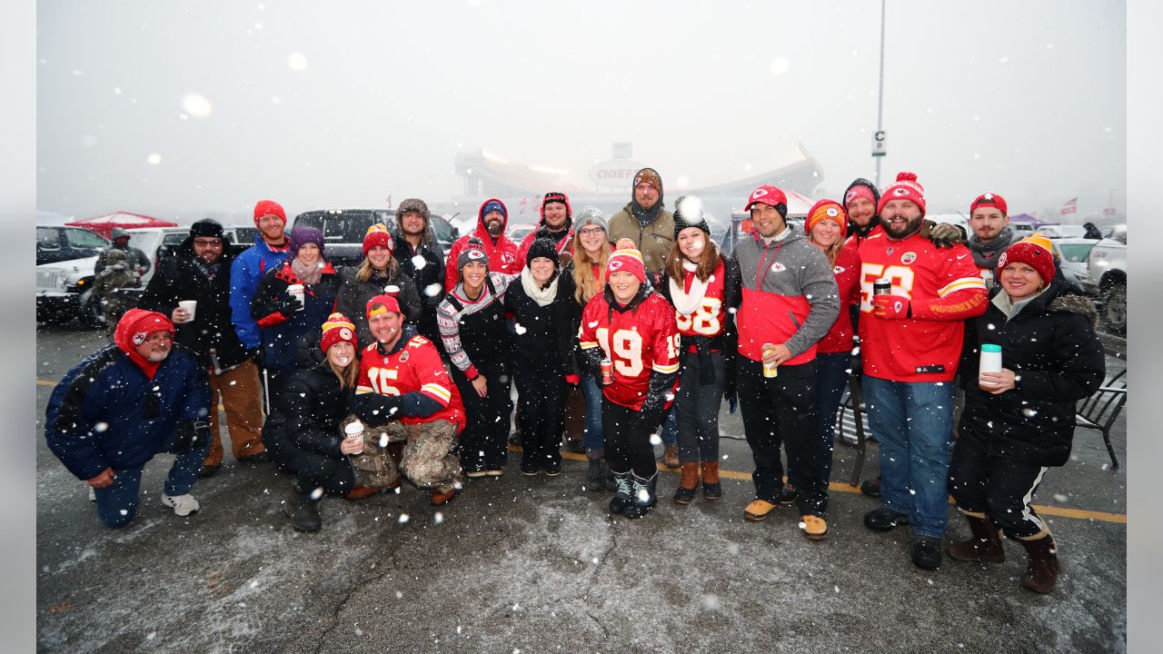 chiefs-fans-brave-near-freezing-temps-to-tailgate-before-eagles-game