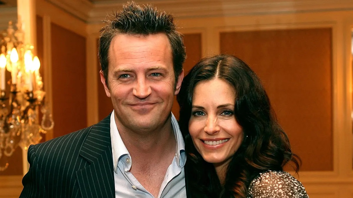 Courteney Cox Pays Tribute To Matthew Perry With Heartwarming “Friends” Clip