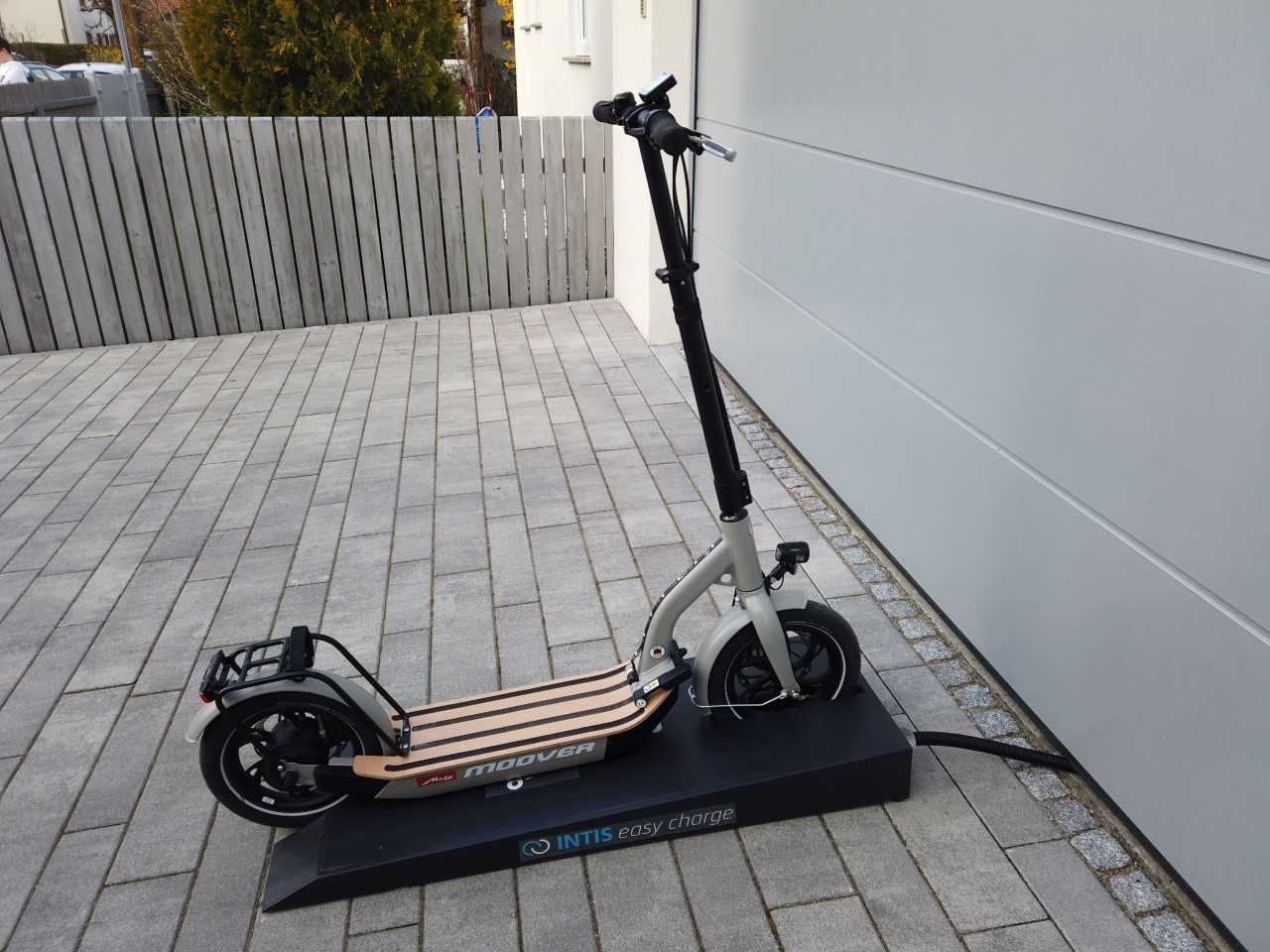 how-to-charge-the-electric-scooter