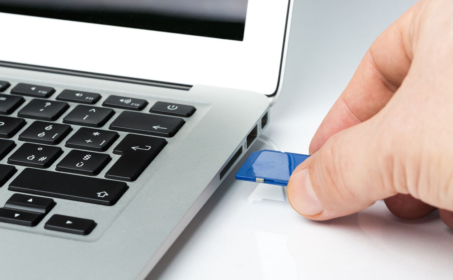 How To Read An SD Card On A Laptop