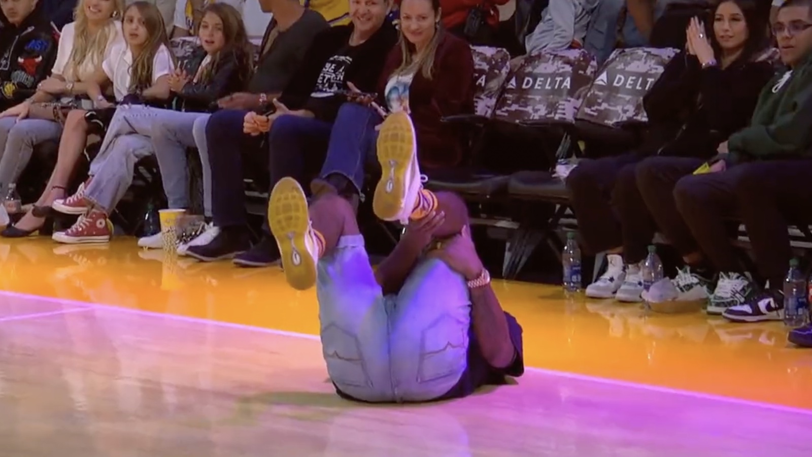 lakers-fan-suffers-injury-and-loses-55000-in-in-game-shooting-contest