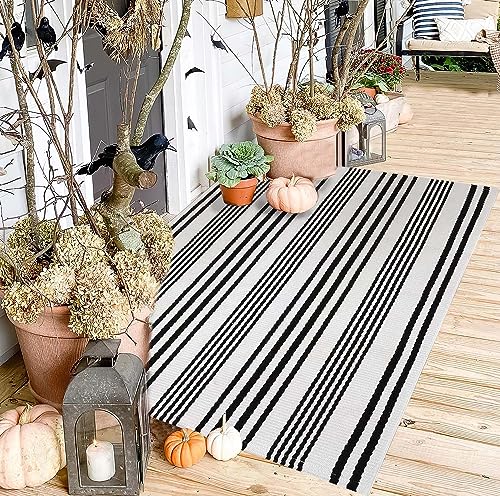 Stylish and Durable Black and White Outdoor Rug - Perfect for Indoor and Outdoor Spaces