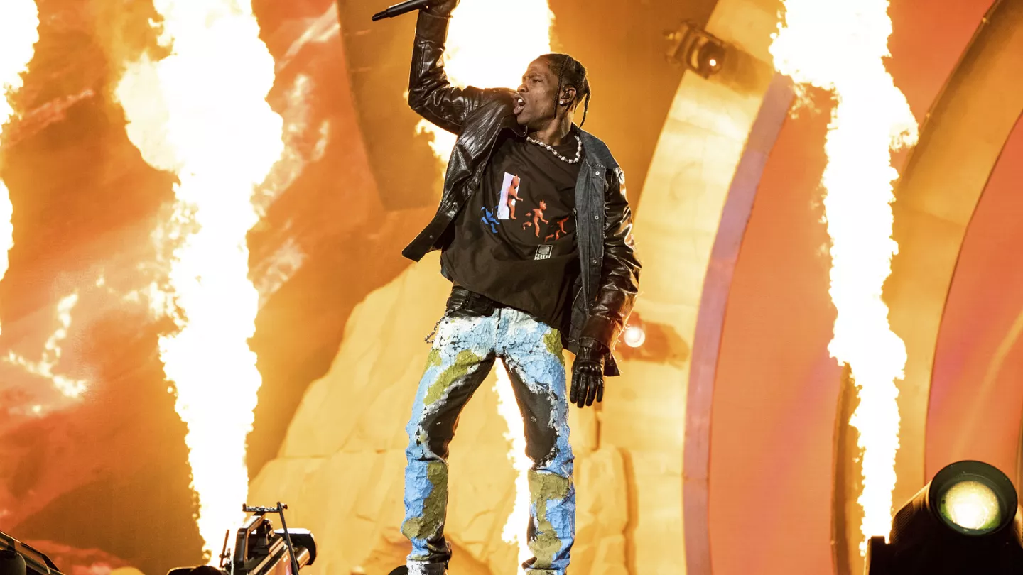 travis-scott-plays-relationship-counselor-during-circus-maximus-tour-stops-couple-from-fighting