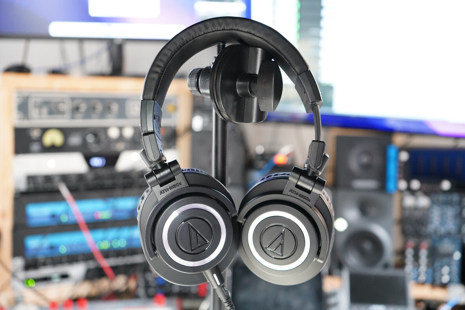 What Are Monitor Headphones
