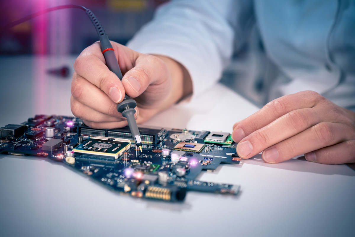 What Is An Electronics Technician