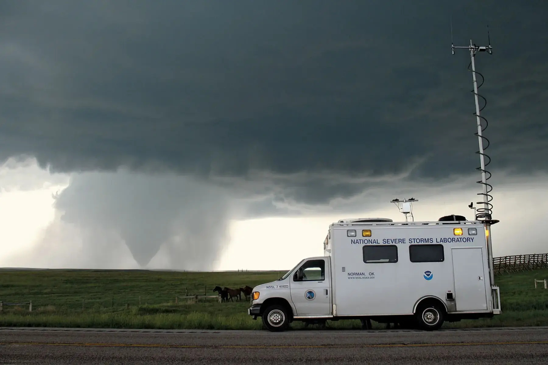 what-technology-tools-do-meteorologists-use-to-monitor-tornadoes