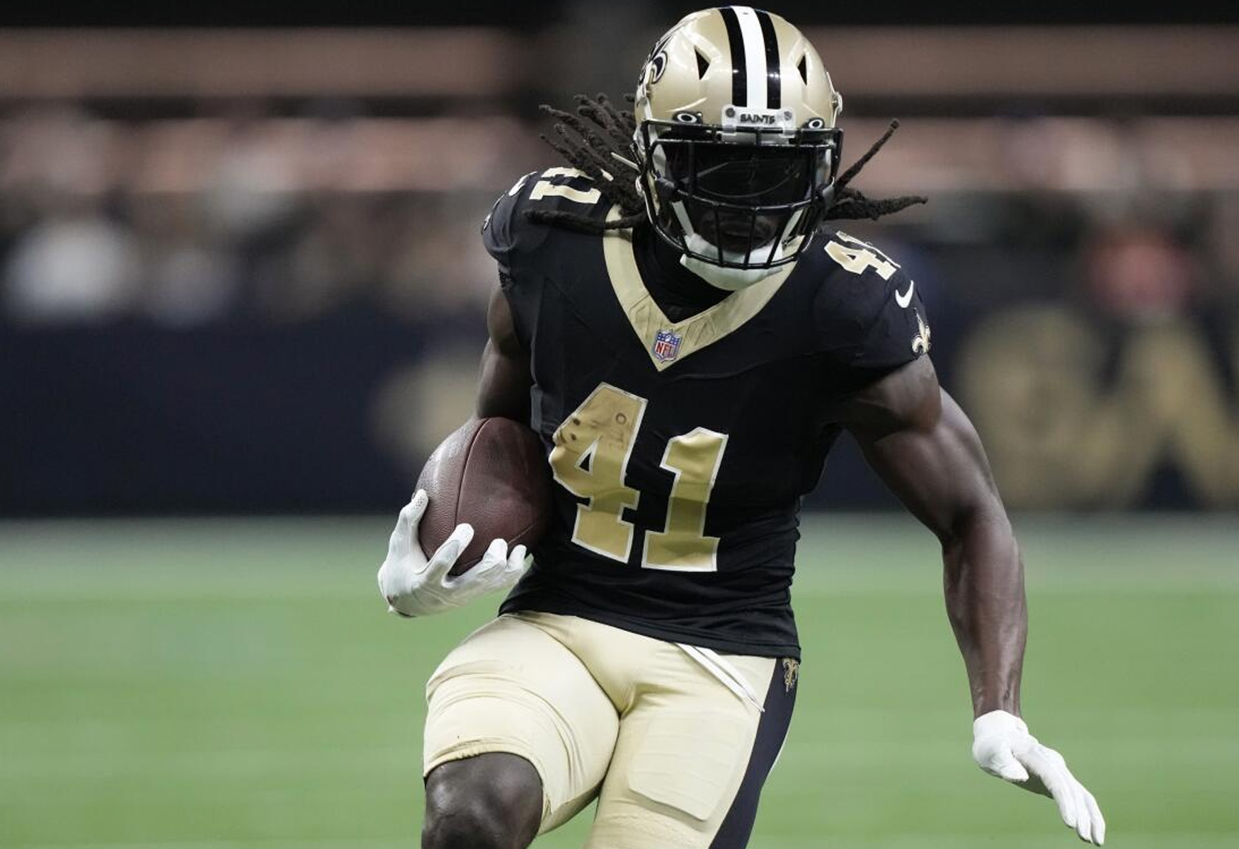 Alvin Kamara Collides With NFL Official, Causing Gruesome Leg Injury