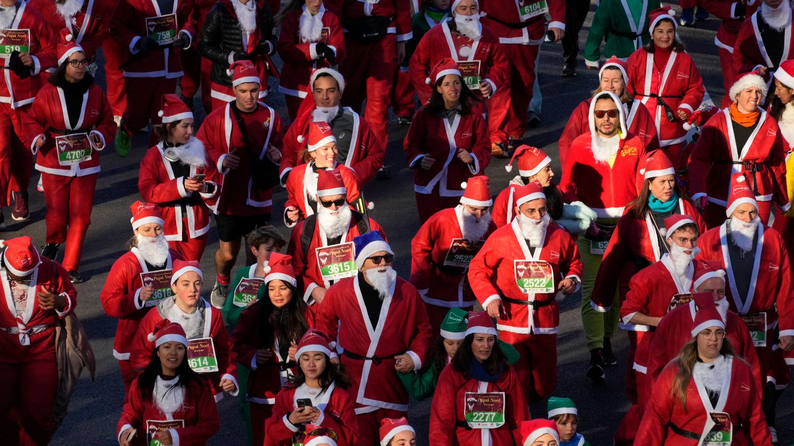annual-spanish-santa-run-delights-thousands-in-madrid