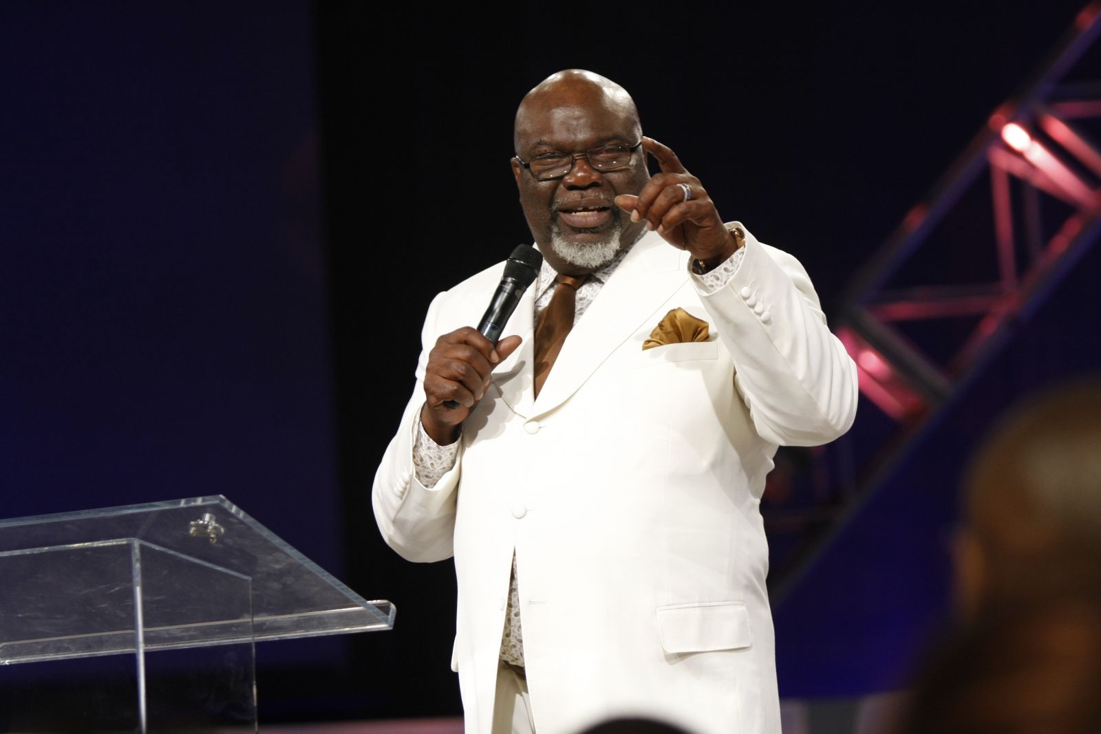 bishop-t-d-jakes-addresses-alleged-diddy-ties-in-emotional-sermon