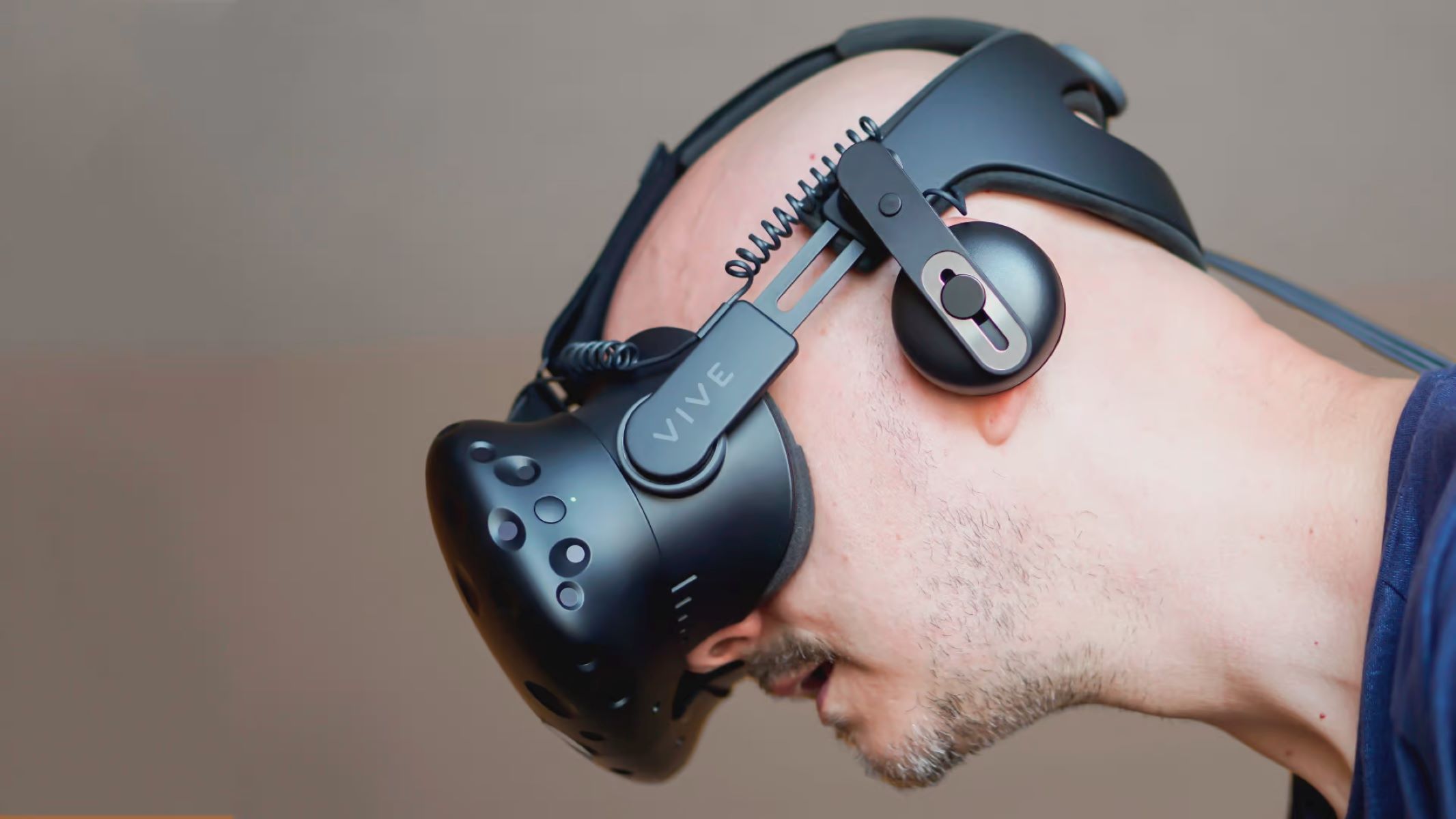 how-to-fit-htc-vive-deluxe-audio-strap