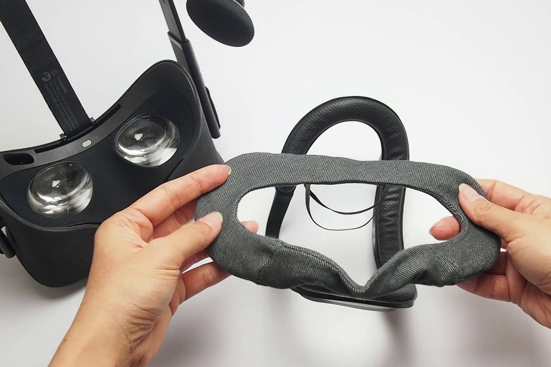 How To Remove The Oculus Rift S Headset Facial Interface