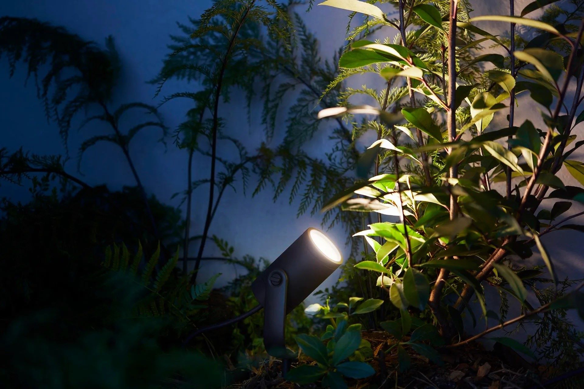 how-to-set-up-outdoor-philips-hue-spot-lights