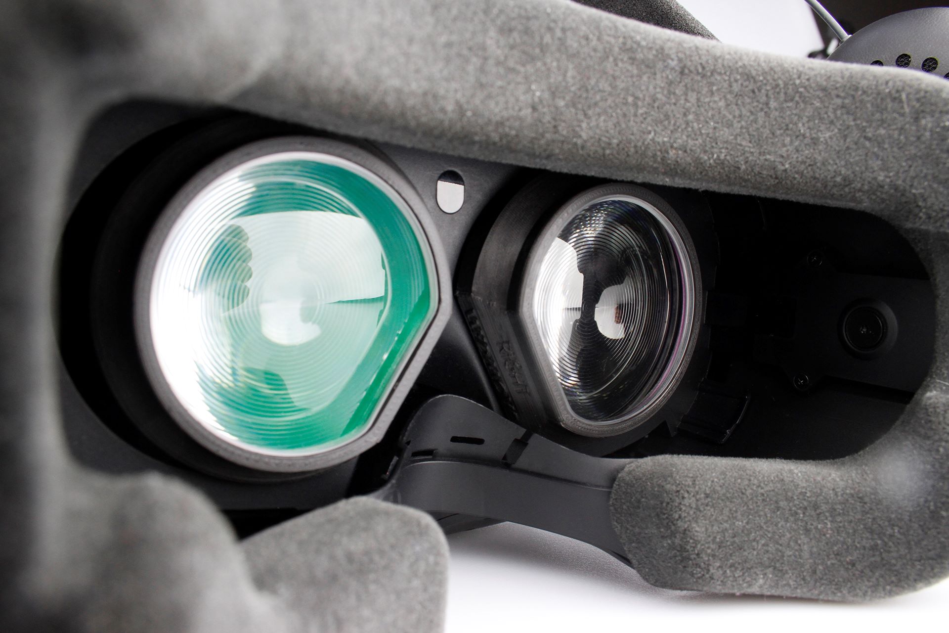 HTC Vive: How To Clean Lenses
