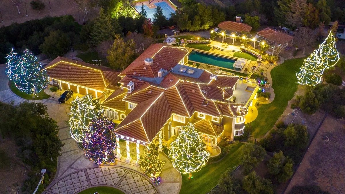 Jamie Foxx Transforms Mansion Into Dazzling Christmas Wonderland