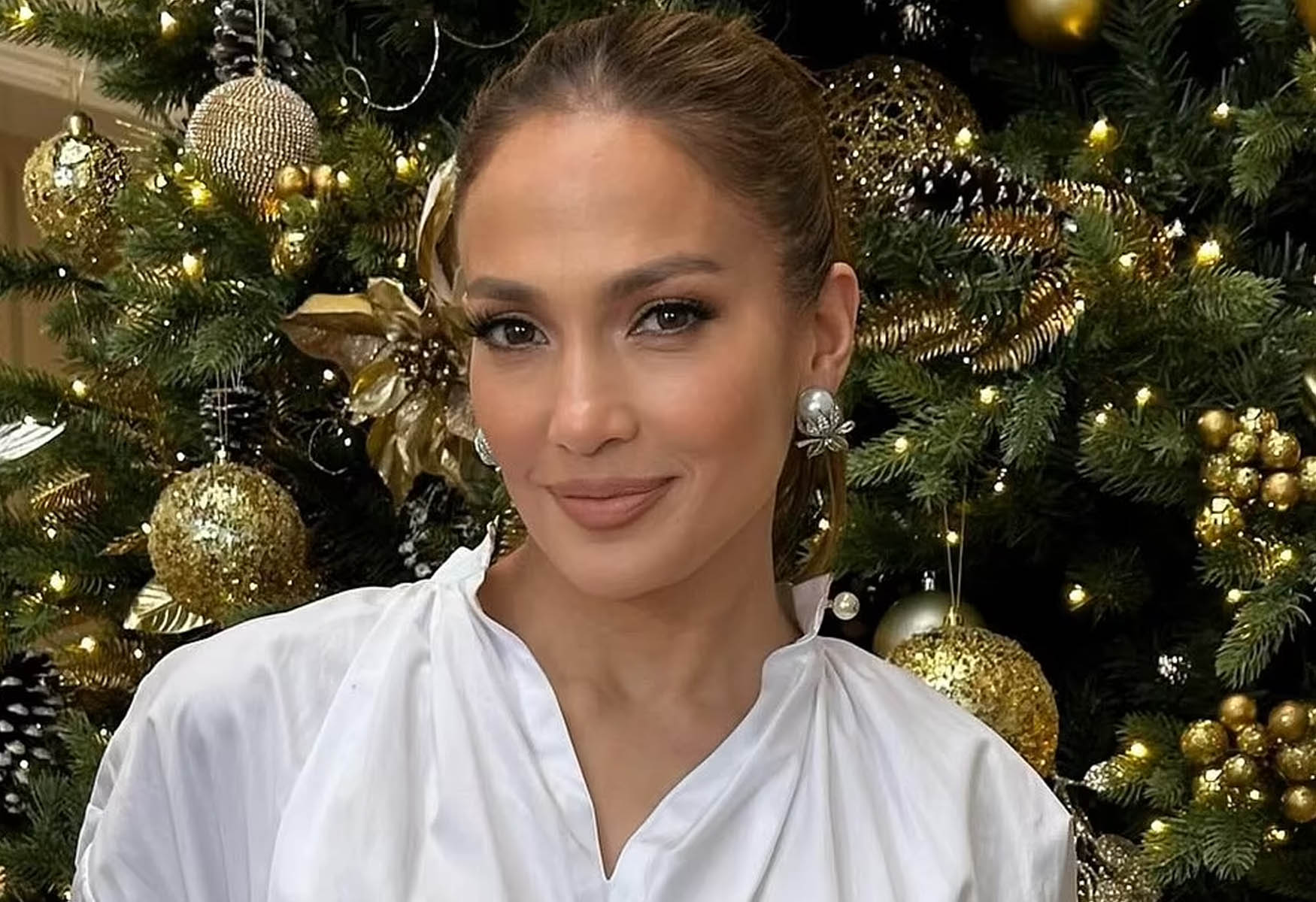 Jennifer Lopez’s Extravagant Gold-Themed Christmas Decorations