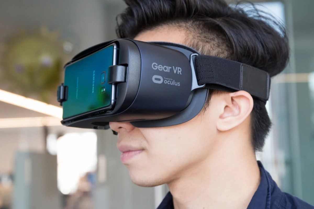 Navigating Samsung’s VR Experience: A Guide To Using Gear VR